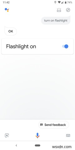 अपने फोन की फ्लैशलाइट कैसे चालू और बंद करें