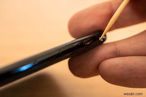 วิธีทำความสะอาด iPhone ที่สกปรกของคุณ:คำแนะนำทีละขั้นตอน 