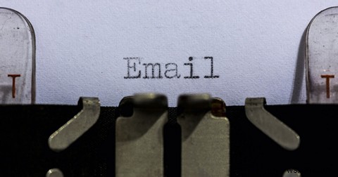 วิธีเขียนอีเมลมืออาชีพที่สมบูรณ์แบบ (สนับสนุนโดยข้อมูล) 